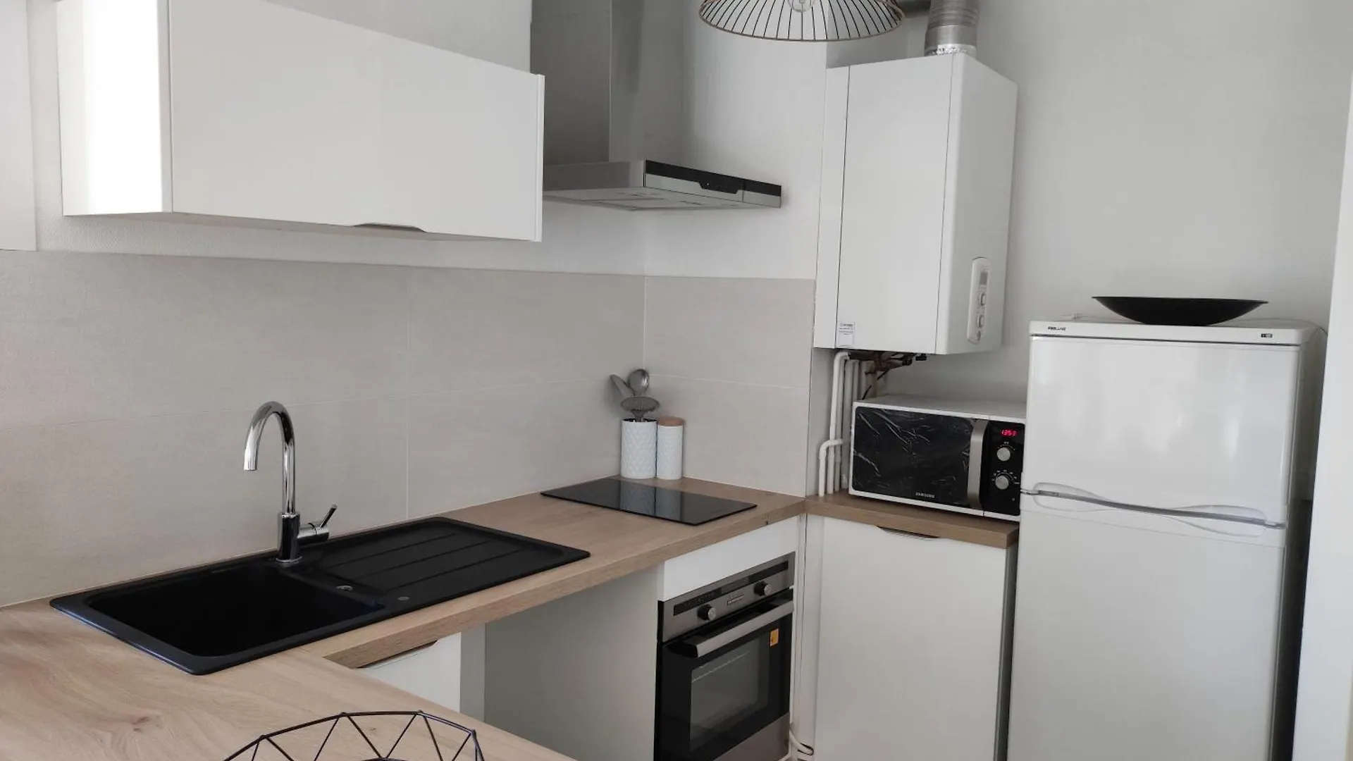 Appartement Studio Cosy Centre Avec Place De Parking Lorient 0*,  France